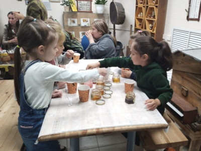 Воспитанники детского сада № 45 в гостях у «Пчелотеки»